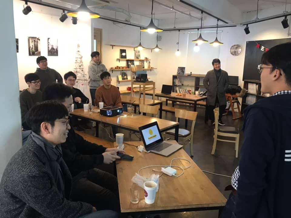 필자의 발표를 경청하는 멤버들