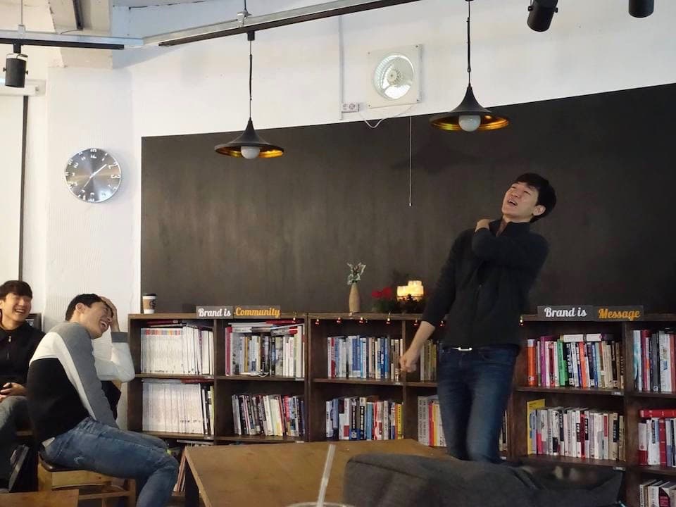 디스크의 위험성을 온몸으로 표현 중