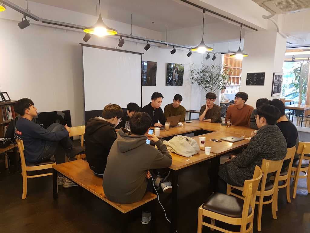 둘러앉아서 토의에 집중하는 멤버들 (편안한 자세 가능)