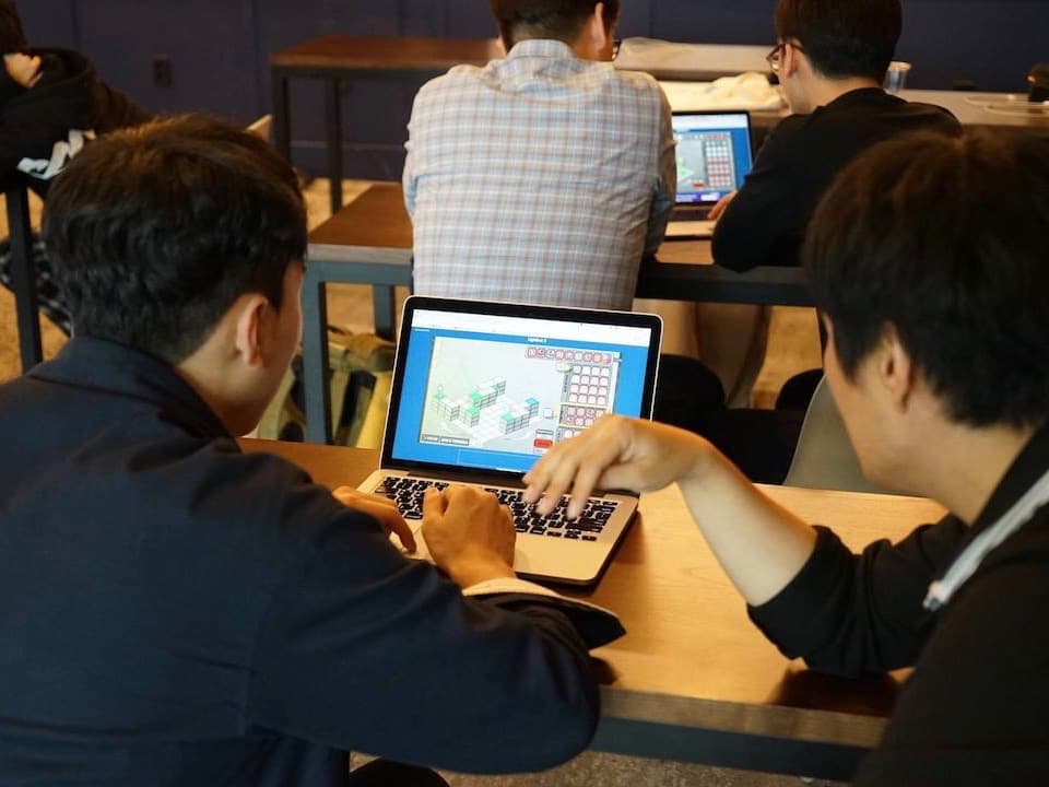 집중해서 Lightbot 을 플레이하는 플레이어