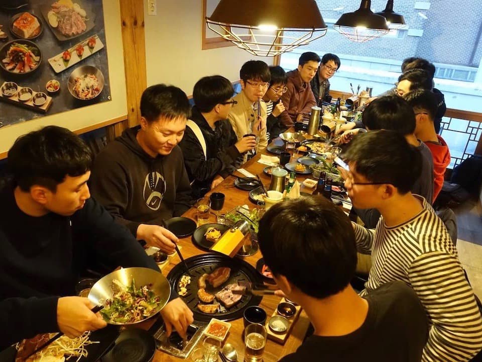 워크숍의 핵심은 고기를 굽는 것