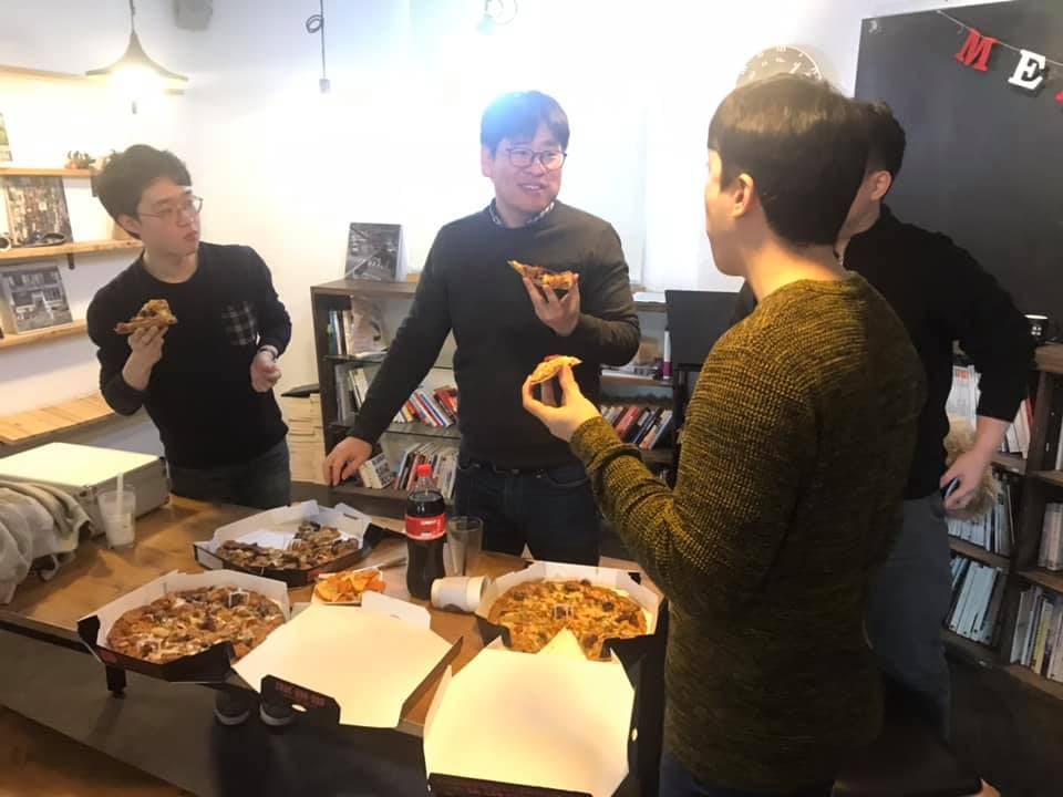 점심에는 피자를 시켜 먹으며 자유로운 대화를 나눕니다.