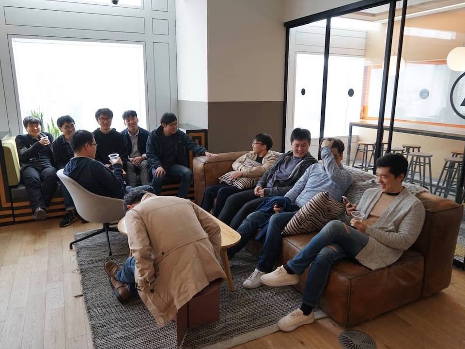 휴식 중에도 즐거운 대화는 계속됩니다.